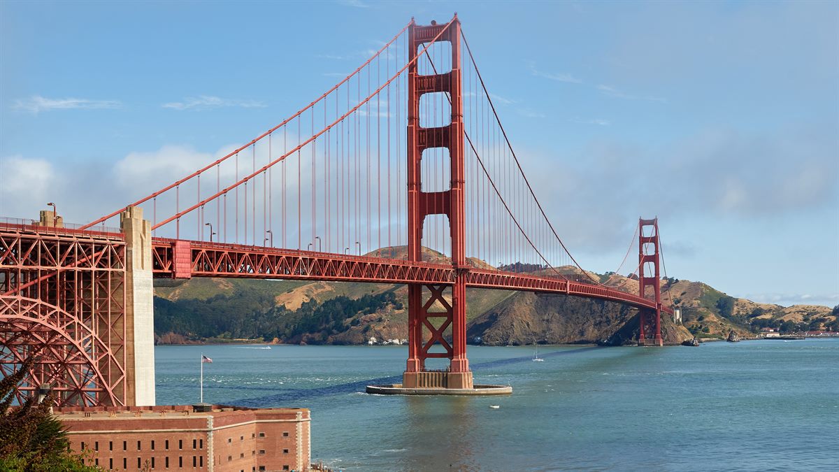 Golden Gate Bridge em San Francisco, Estados Unidos, vista em ângulo amplo sobre a baía; monumento icônico e experiência urbana à beira-mar.