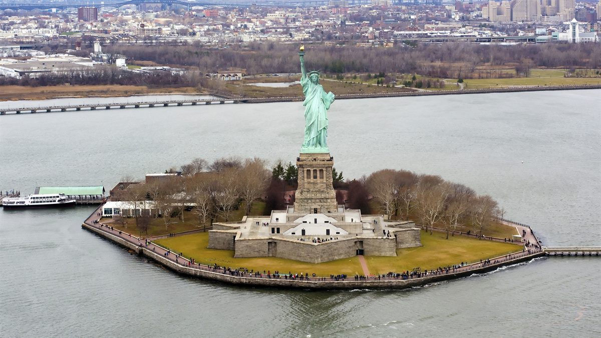 Estátua da Liberdade em Liberty Island, Nova York, Estados Unidos; símbolo histórico e cultural para roteiros turísticos clássicos.